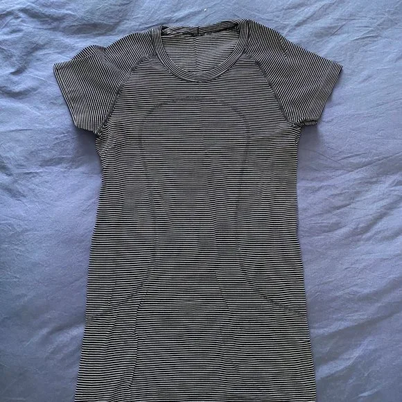 Lululemon tee - Picture 1 of 2